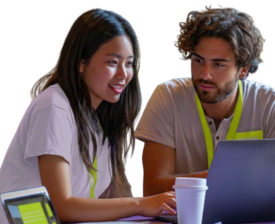 Dos personas de tecnología revisan algo juntas en una laptop